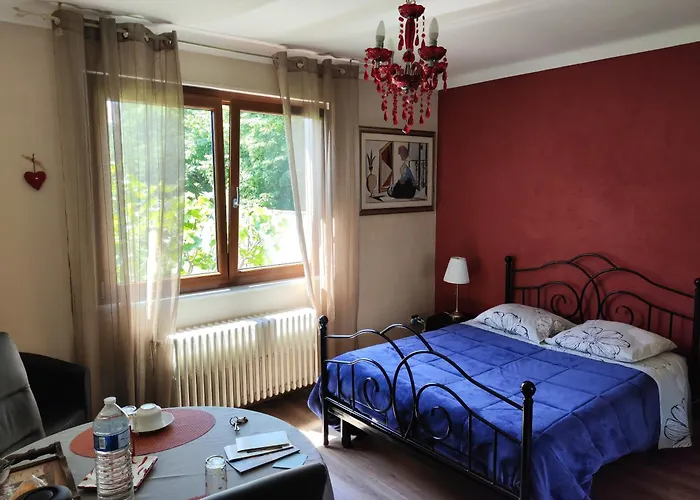 Privatunterkunft Room,chambre Privee Chez L'habitant,parking Voiture Devant La Maison,garage Moto Et Velo