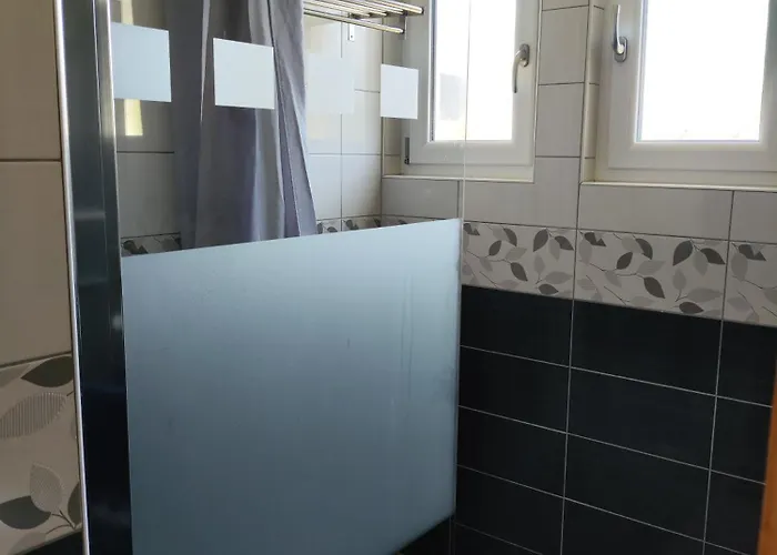 Privatunterkunft Room,chambre Privee Chez L'habitant,parking Voiture Devant La Maison,garage Moto Et Velo *